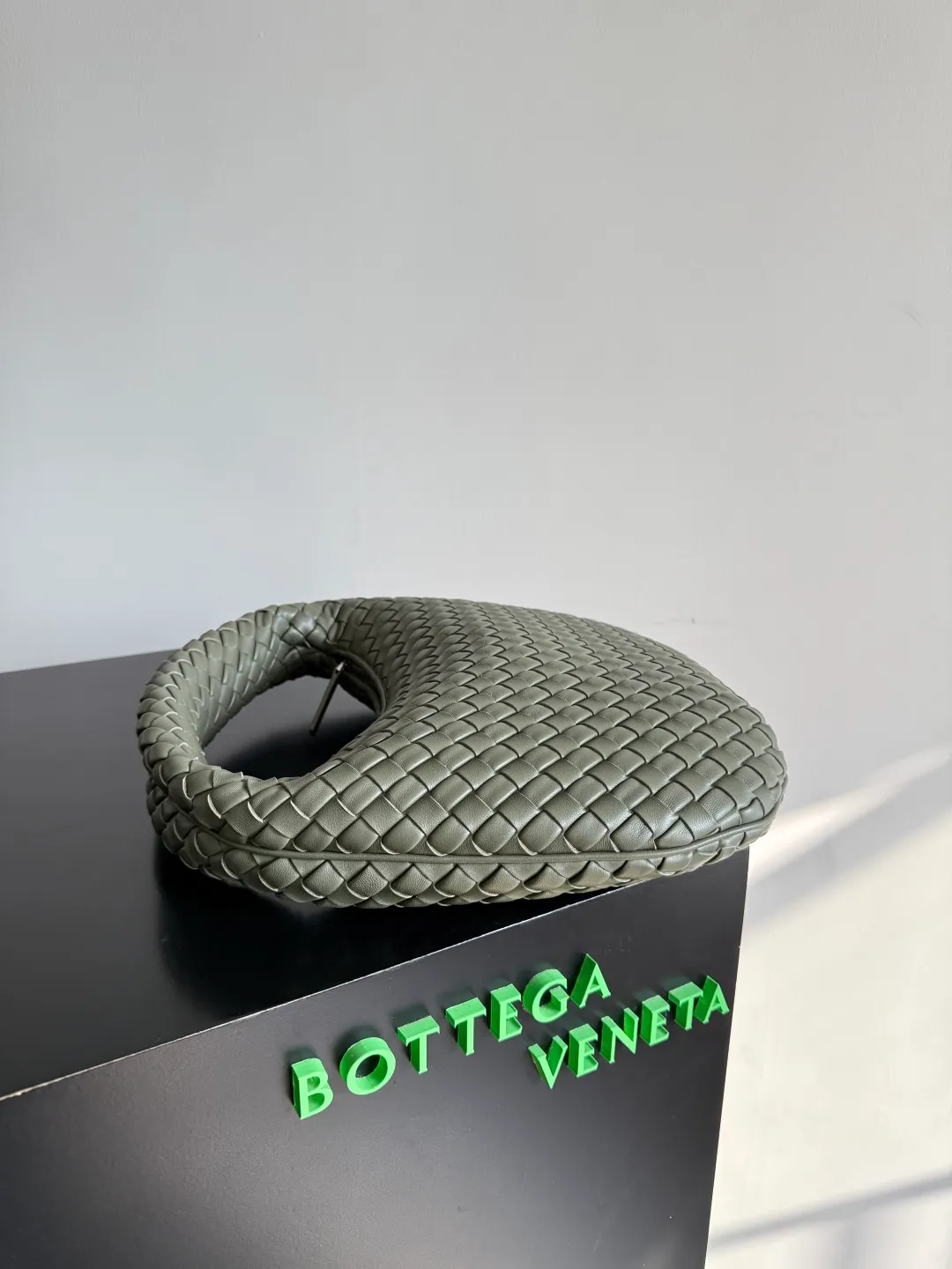 Batch 1720 BV Bottega Veneta's new early spring women's shoulder bag. The soft and delicate Hobo bag in small size is shipped! Many friends are waiting for this bag. It has a round shape and a large capacity. It can hold a 50-fold umbrella inside. Babies with a lot of daily items do not need to worry about the capacity of this bag. It is a practical bag for traveling and commuting. Although it is fluffy, it is soft and comfortable when carried on one shoulder. It has a modern and retro feel. Model No.: 856736 Size: 35*21*5cm